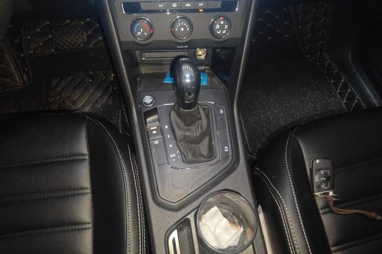 Used Volkswagen Tiguan L 2021 280TSI Automatic Two-Wheel Drive Comfort Edition – Low-Trim Version Gear Lever