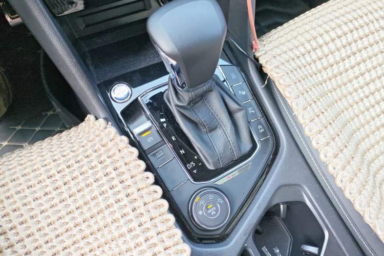 Used Volkswagen Tiguan L 2021 380TSI Automatic All-Wheel Drive R-Line Comfort Plus 7-Seater Gear Lever