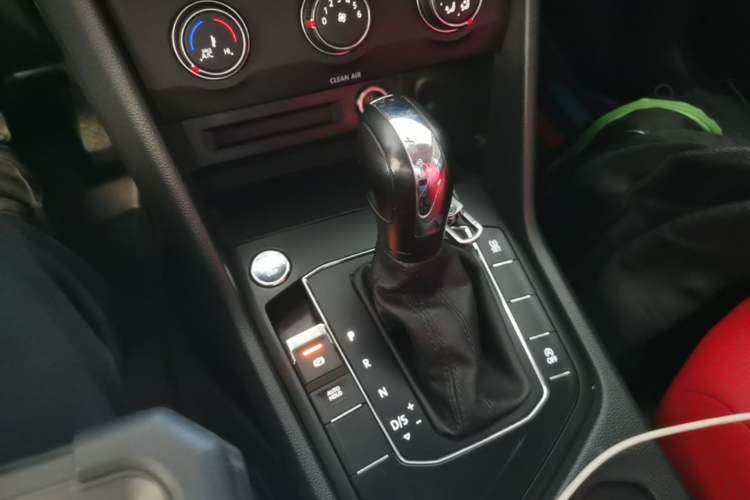 Used Volkswagen Tiguan L 2021 280TSI Automatic Two-Wheel Drive Comfort Edition – Low-Trim Version Gear Lever