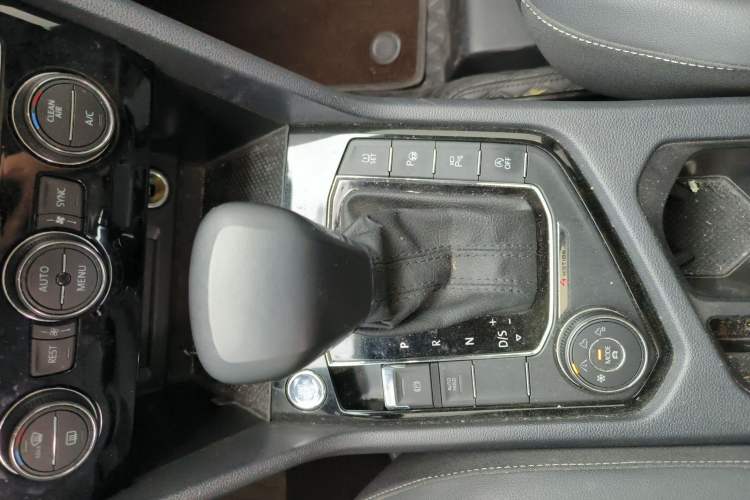 Used Volkswagen Tiguan L 2021 380TSI Automatic All-Wheel Drive R-Line Comfort Plus 7-Seater Gear Lever