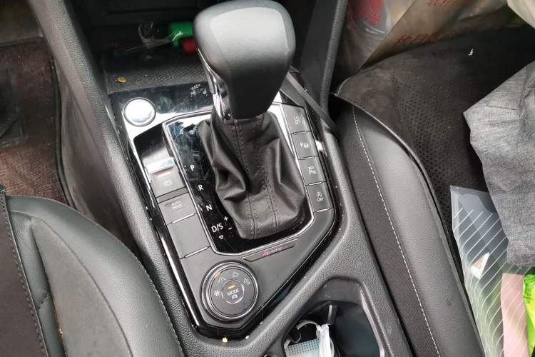 Used Volkswagen Tiguan L 2021 380TSI Automatic All-Wheel Drive R-Line Comfort Plus 7-Seater Gear Lever