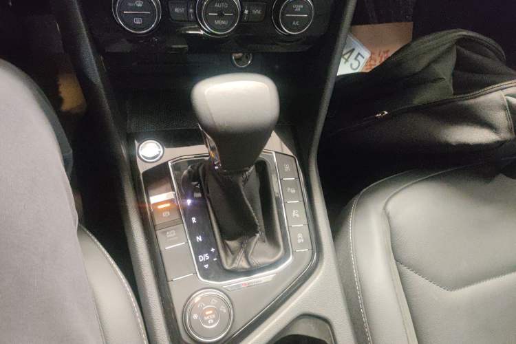 Used Volkswagen Tiguan L 2021 380TSI Automatic All-Wheel Drive R-Line Comfort Plus 7-Seater Gear Lever
