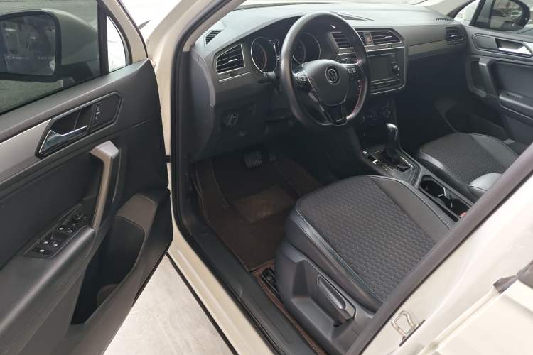 Used Volkswagen Tiguan L 2021 280TSI Automatic Two-Wheel Drive Comfort Edition – Low-Trim Version Interior 2