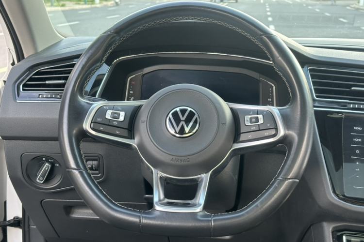 Used Volkswagen Tiguan L 2021 330TSI Automatic Two-Wheel Drive R-Line Enhanced Edition Interior 2