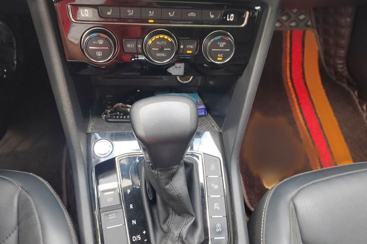 Used Volkswagen Tiguan L 2021 330TSI Automatic Two-Wheel Drive R-Line Enhanced Edition Interior 4