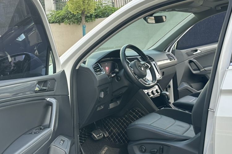 Used Volkswagen Tiguan L 2021 330TSI Automatic Two-Wheel Drive R-Line Enhanced Edition Interior 6