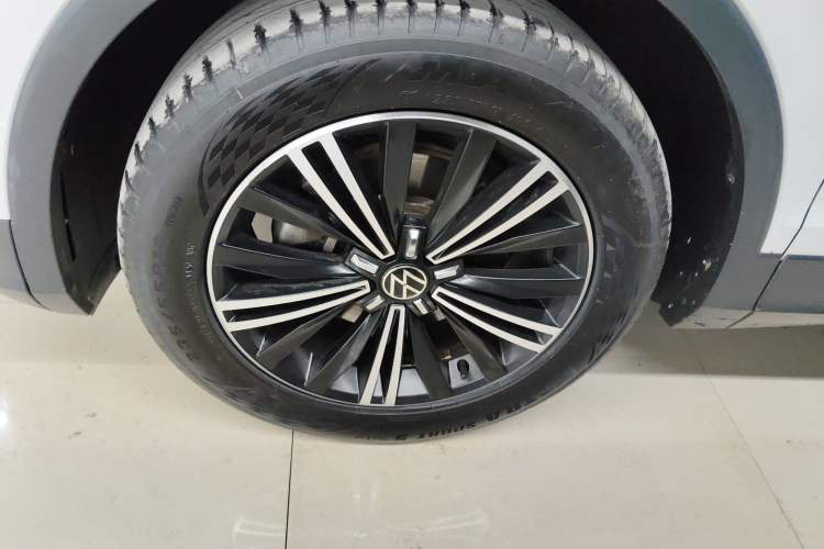 Used Volkswagen Tiguan L 2021 330TSI Automatic Two-Wheel Drive Smart Edition Left Front Wheel Hub