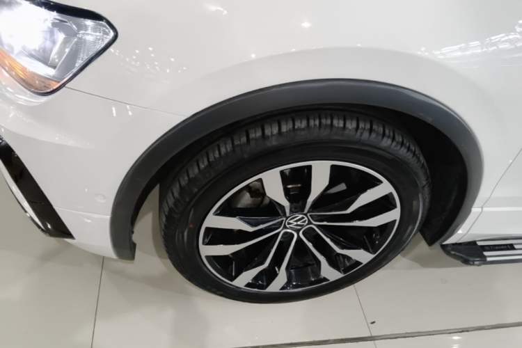 Used Volkswagen Tiguan L 2021 330TSI Automatic Two-Wheel Drive R-Line Enhanced Edition Left Front Wheel Hub