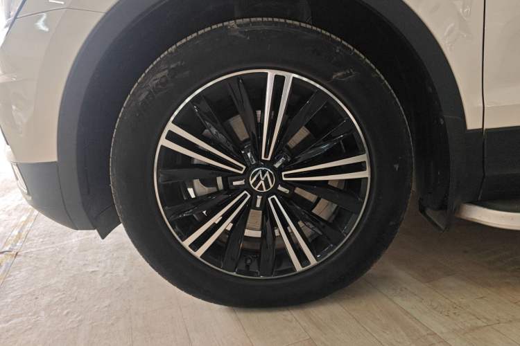 Used Volkswagen Tiguan L 2021 330TSI Automatic Two-Wheel Drive Smart Edition Left Front Wheel Hub