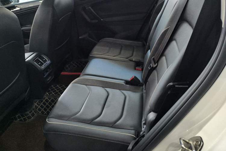Used Volkswagen Tiguan L 2021 330TSI Automatic Two-Wheel Drive R-Line Flagship Edition Left Rear Seat