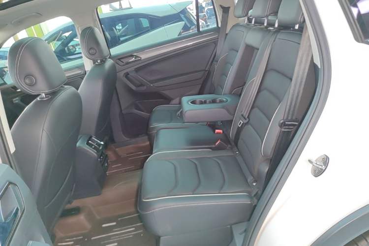 Used Volkswagen Tiguan L 2021 330TSI Automatic Two-Wheel Drive R-Line Flagship Edition Left Rear Seat