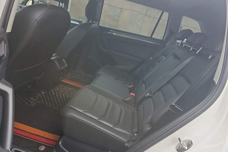 Used Volkswagen Tiguan L 2021 330TSI Automatic Two-Wheel Drive R-Line Flagship Edition Left Rear Seat