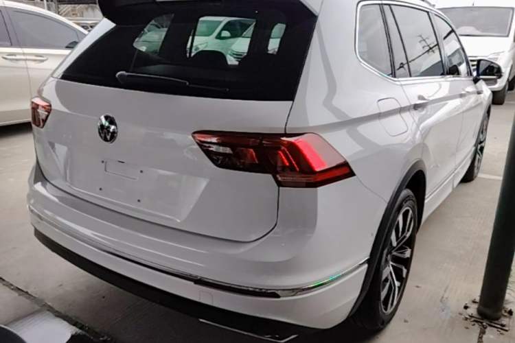 Used Volkswagen Tiguan L 2021 330TSI Automatic Two-Wheel Drive R-Line Enhanced Edition Rear Right 45 Deg