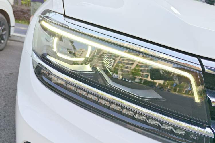 Used Volkswagen Tiguan L 2021 380TSI Automatic All-Wheel Drive R-Line Comfort Plus 7-Seater Right Front Headlight