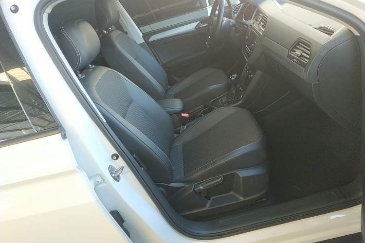 Used Volkswagen Tiguan L 2021 280TSI Automatic Two-Wheel Drive Comfort Edition – Low-Trim Version Right Front Seat