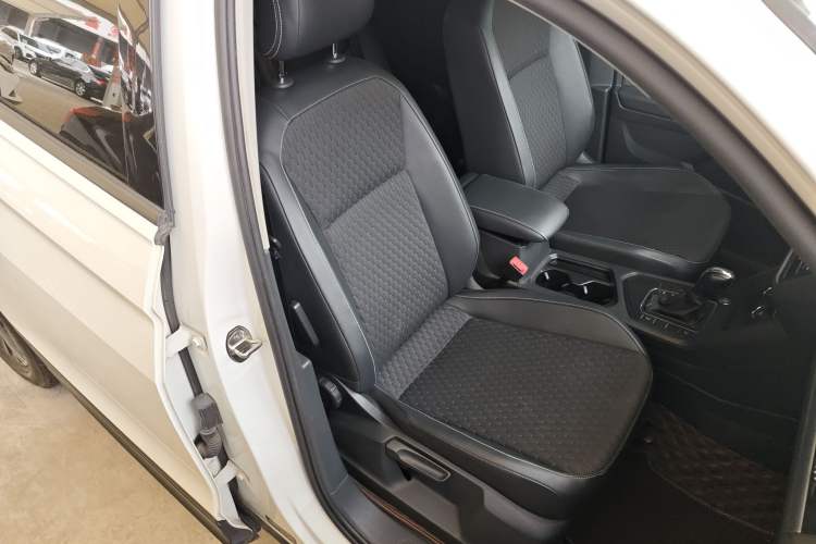 Used Volkswagen Tiguan L 2021 280TSI Automatic Two-Wheel Drive Comfort Edition – Low-Trim Version Right Front Seat