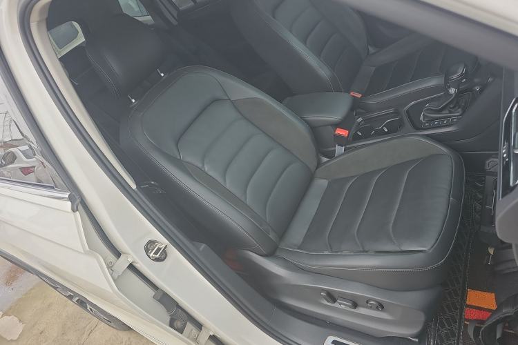 Used Volkswagen Tiguan L 2021 330TSI Automatic Two-Wheel Drive R-Line Flagship Edition Right Front Seat