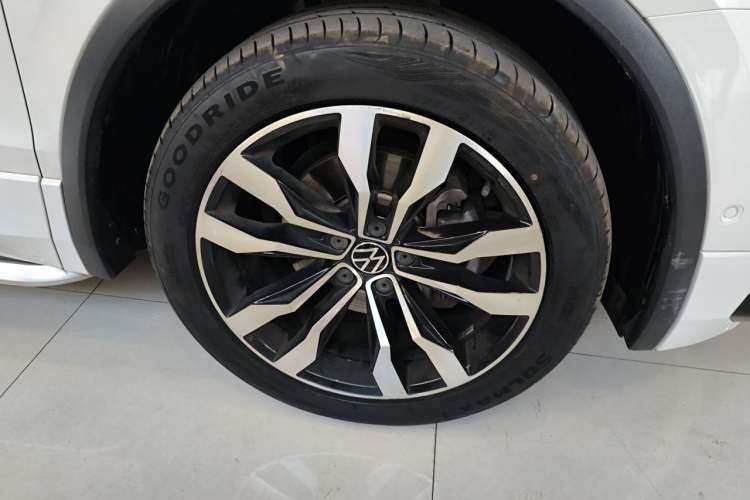 Used Volkswagen Tiguan L 2021 330TSI Automatic Two-Wheel Drive R-Line Flagship Edition Right Front Wheel Hub
