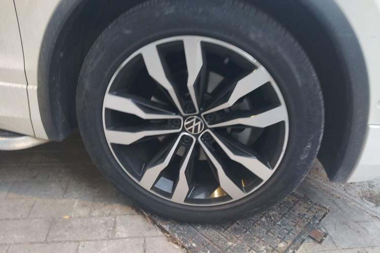 Used Volkswagen Tiguan L 2021 330TSI Automatic Two-Wheel Drive R-Line Enhanced Edition Right Front Wheel Hub