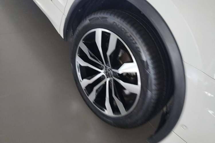 Used Volkswagen Tiguan L 2021 330TSI Automatic Two-Wheel Drive R-Line Enhanced Edition Right Front Wheel Hub