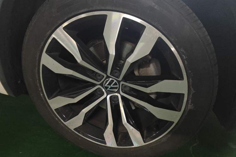 Used Volkswagen Tiguan L 2021 330TSI Automatic Two-Wheel Drive R-Line Enhanced Edition Right Front Wheel Hub