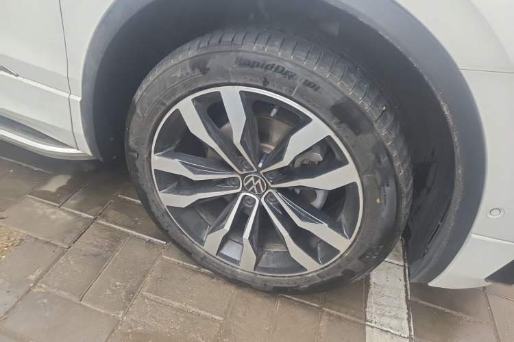 Used Volkswagen Tiguan L 2021 330TSI Automatic Two-Wheel Drive R-Line Flagship Edition Right Front Wheel Hub