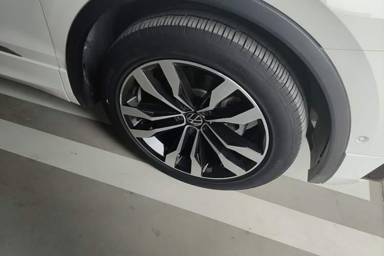 Used Volkswagen Tiguan L 2021 330TSI Automatic Two-Wheel Drive R-Line Enhanced Edition Right Front Wheel Hub