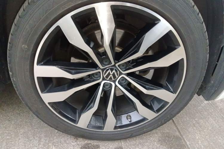 Used Volkswagen Tiguan L 2021 330TSI Automatic Two-Wheel Drive R-Line Enhanced Edition Right Front Wheel Hub
