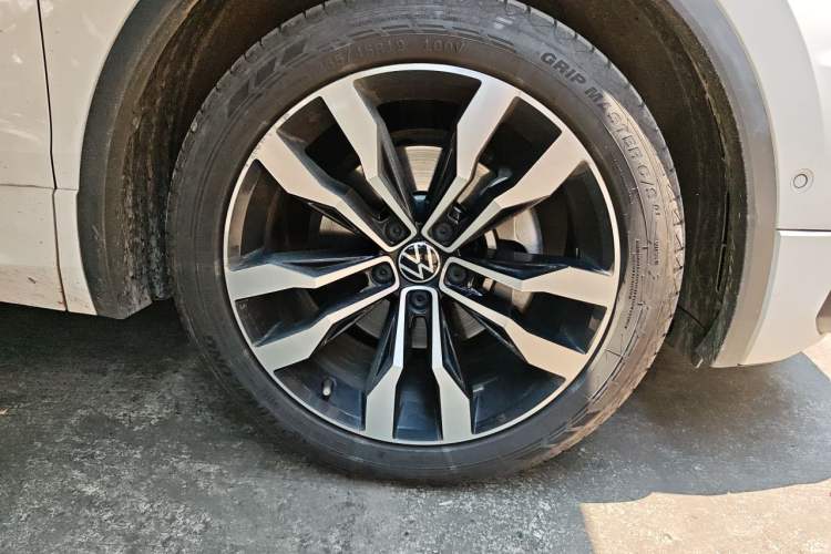 Used Volkswagen Tiguan L 2021 330TSI Automatic Two-Wheel Drive R-Line Enhanced Edition Right Front Wheel Hub