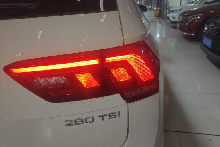 Used Volkswagen Tiguan L 2021 280TSI Automatic Two-Wheel Drive Comfort Edition – Low-Trim Version Right Rear Taillight