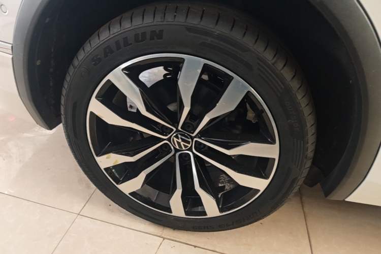 Used Volkswagen Tiguan L 2021 330TSI Automatic Two-Wheel Drive R-Line Enhanced Edition Right Rear Wheel Hub
