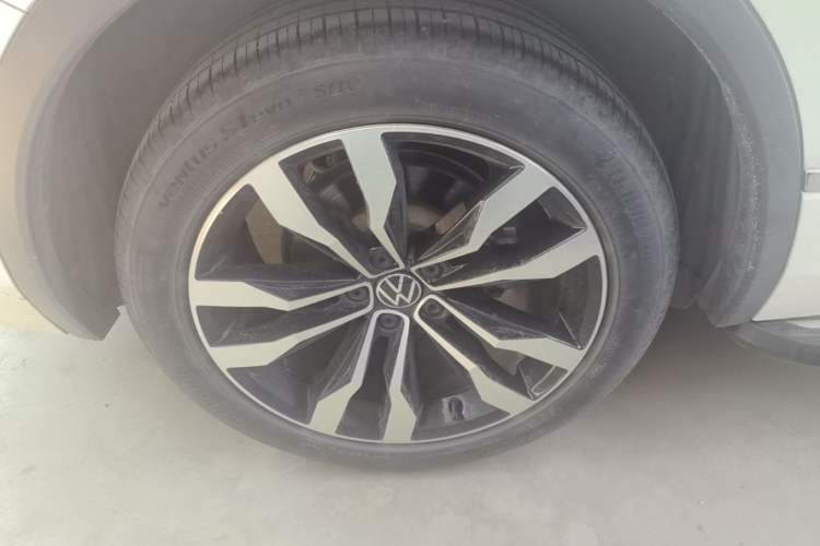 Used Volkswagen Tiguan L 2021 330TSI Automatic Two-Wheel Drive R-Line Enhanced Edition Right Rear Wheel Hub
