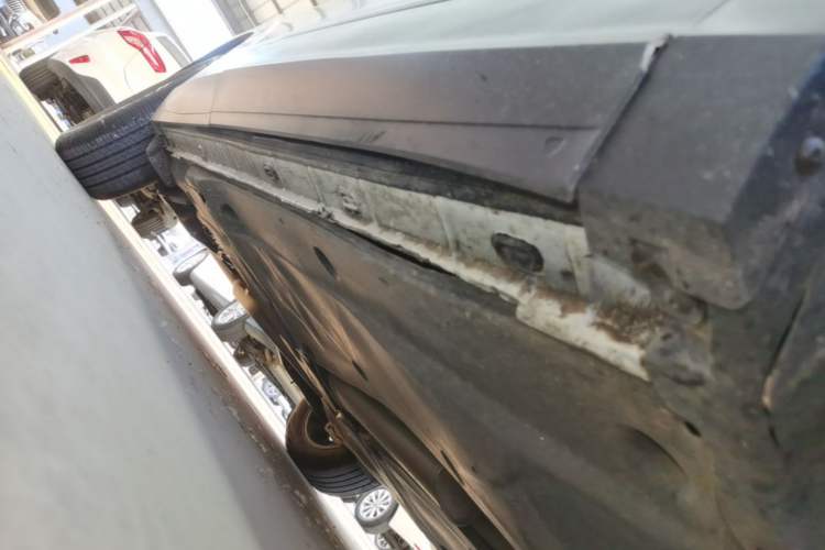 Used Volkswagen Tiguan L 2021 280TSI Automatic Two-Wheel Drive Comfort Edition – Low-Trim Version Right Side Sill