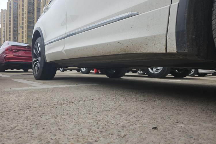 Used Volkswagen Tiguan L 2021 330TSI Automatic Two-Wheel Drive R-Line Flagship Edition Right Side Sill