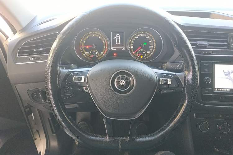 Used Volkswagen Tiguan L 2021 280TSI Automatic Two-Wheel Drive Comfort Edition – Low-Trim Version Steering Wheel