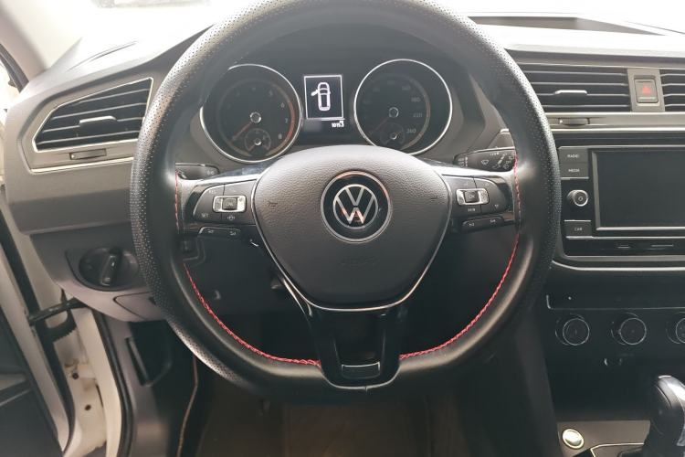 Used Volkswagen Tiguan L 2021 280TSI Automatic Two-Wheel Drive Comfort Edition – Low-Trim Version Steering Wheel