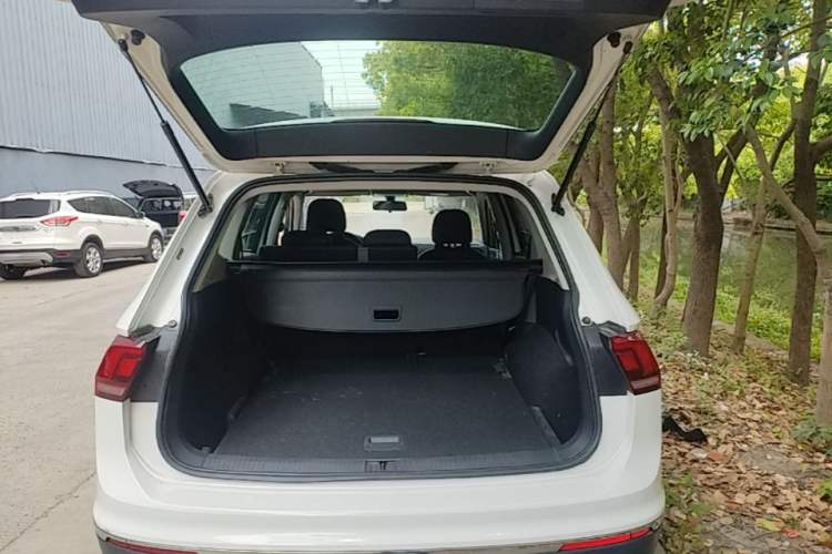Used Volkswagen Tiguan L 2021 330TSI Automatic Two-Wheel Drive Smart Edition Trunk