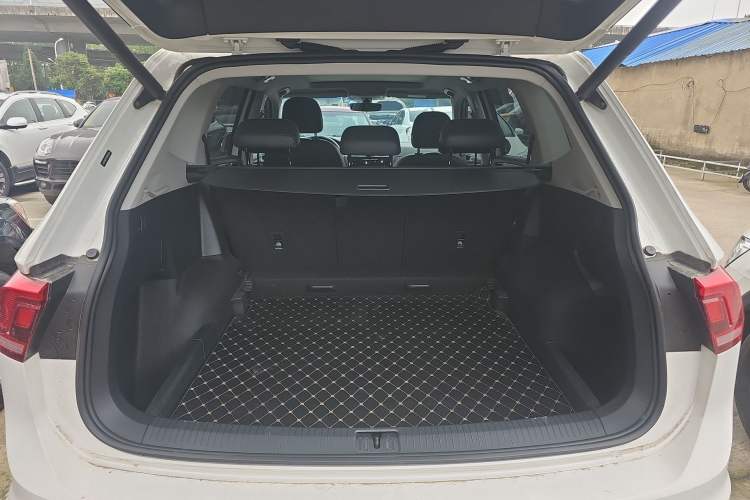 Used Volkswagen Tiguan L 2021 330TSI Automatic Two-Wheel Drive R-Line Flagship Edition Trunk