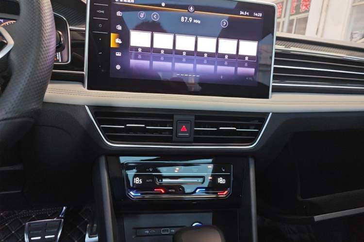 Used Volkswagen Tiguan L 2022 330TSI Automatic Two-Wheel Drive R-Line Enhanced Edition Audio And AC Panel