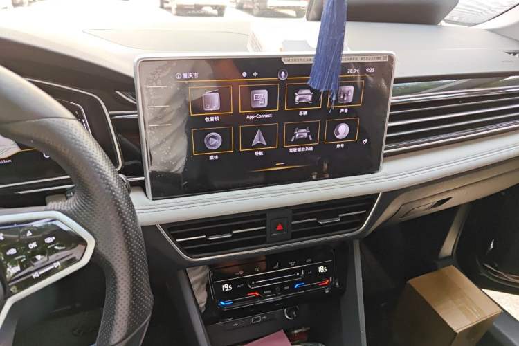 Used Volkswagen Tiguan L 2022 330TSI Automatic Two-Wheel Drive Smart Edition Audio And AC Panel