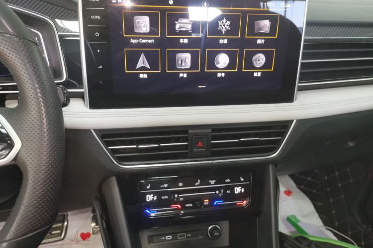 Used Volkswagen Tiguan L 2022 330TSI Automatic Two-Wheel Drive R-Line Enhanced Edition Audio And AC Panel