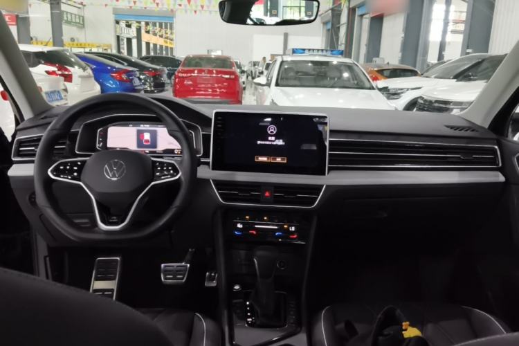 Used Volkswagen Tiguan L 2022 330TSI Automatic Two-Wheel Drive R-Line Enhanced Edition Center Console