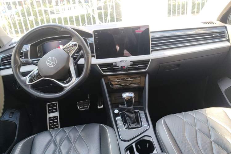 Used Volkswagen Tiguan L 2022 330TSI Automatic Two-Wheel Drive R-Line Enhanced Edition Center Console