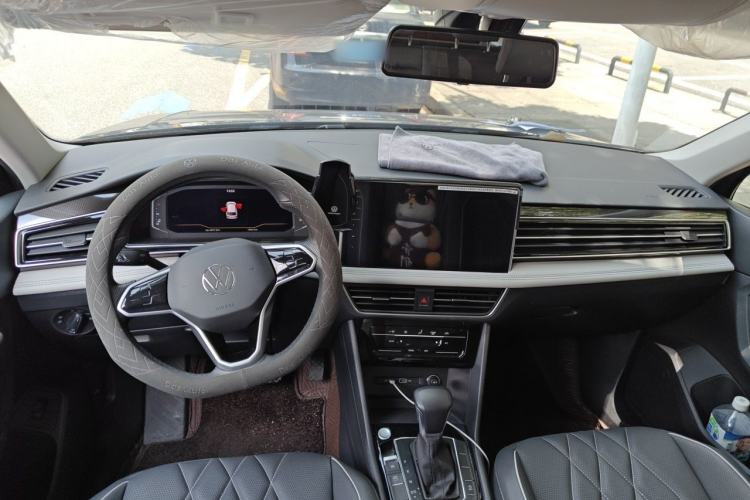 Used Volkswagen Tiguan L 2022 330TSI Automatic Two-Wheel Drive Smart Edition Center Console