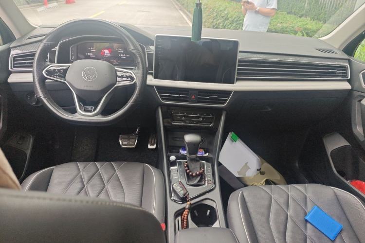 Used Volkswagen Tiguan L 2022 330TSI Automatic Two-Wheel Drive R-Line Flagship Edition Center Console