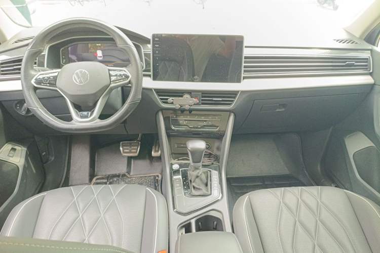 Used Volkswagen Tiguan L 2022 330TSI Automatic Two-Wheel Drive R-Line Enhanced Edition Center Console