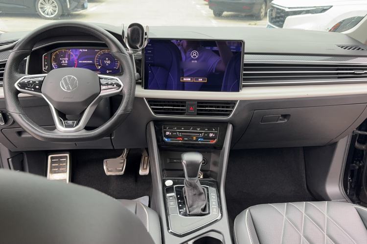 Used Volkswagen Tiguan L 2022 330TSI Automatic Two-Wheel Drive R-Line Enhanced Edition Center Console