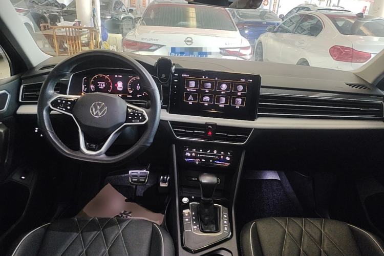 Used Volkswagen Tiguan L 2022 330TSI Automatic Two-Wheel Drive R-Line Enhanced Edition Center Console