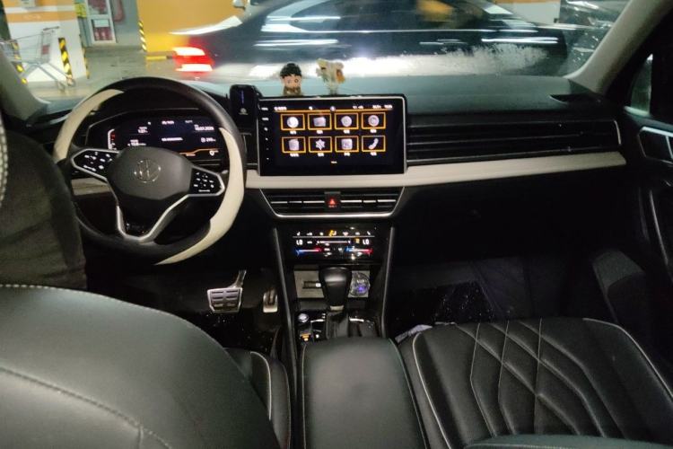 Used Volkswagen Tiguan L 2022 330TSI Automatic Two-Wheel Drive R-Line Enhanced Edition Center Console