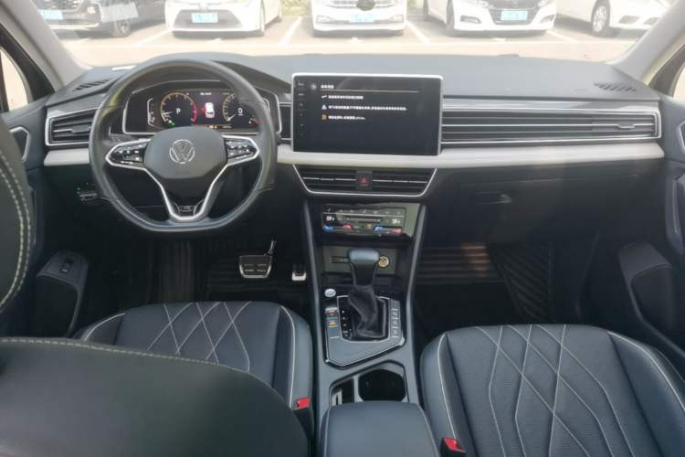Used Volkswagen Tiguan L 2022 330TSI Automatic Two-Wheel Drive R-Line Enhanced Edition Center Console